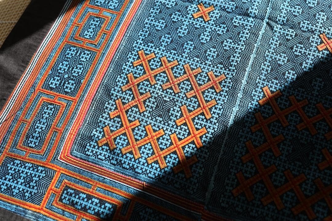 希少・手刺繍 ミャオ族伝統布／平繍テーブルクロス／ヴィンテージ民族刺繍／一点物
