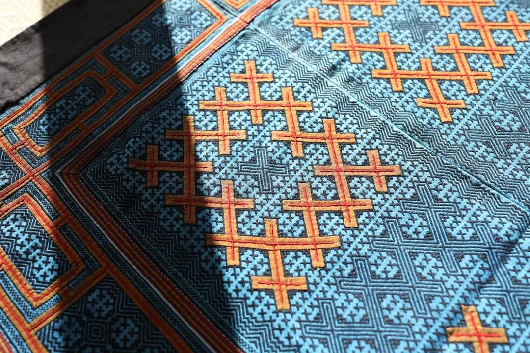 希少・手刺繍 ミャオ族伝統布／平繍テーブルクロス／ヴィンテージ民族刺繍／一点物