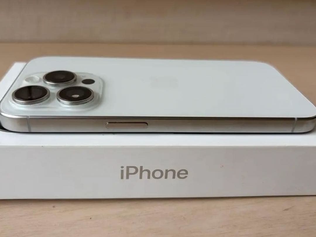 【美品】iPhone 15 Pro 128GBホワイトチタニウム　箱付き
