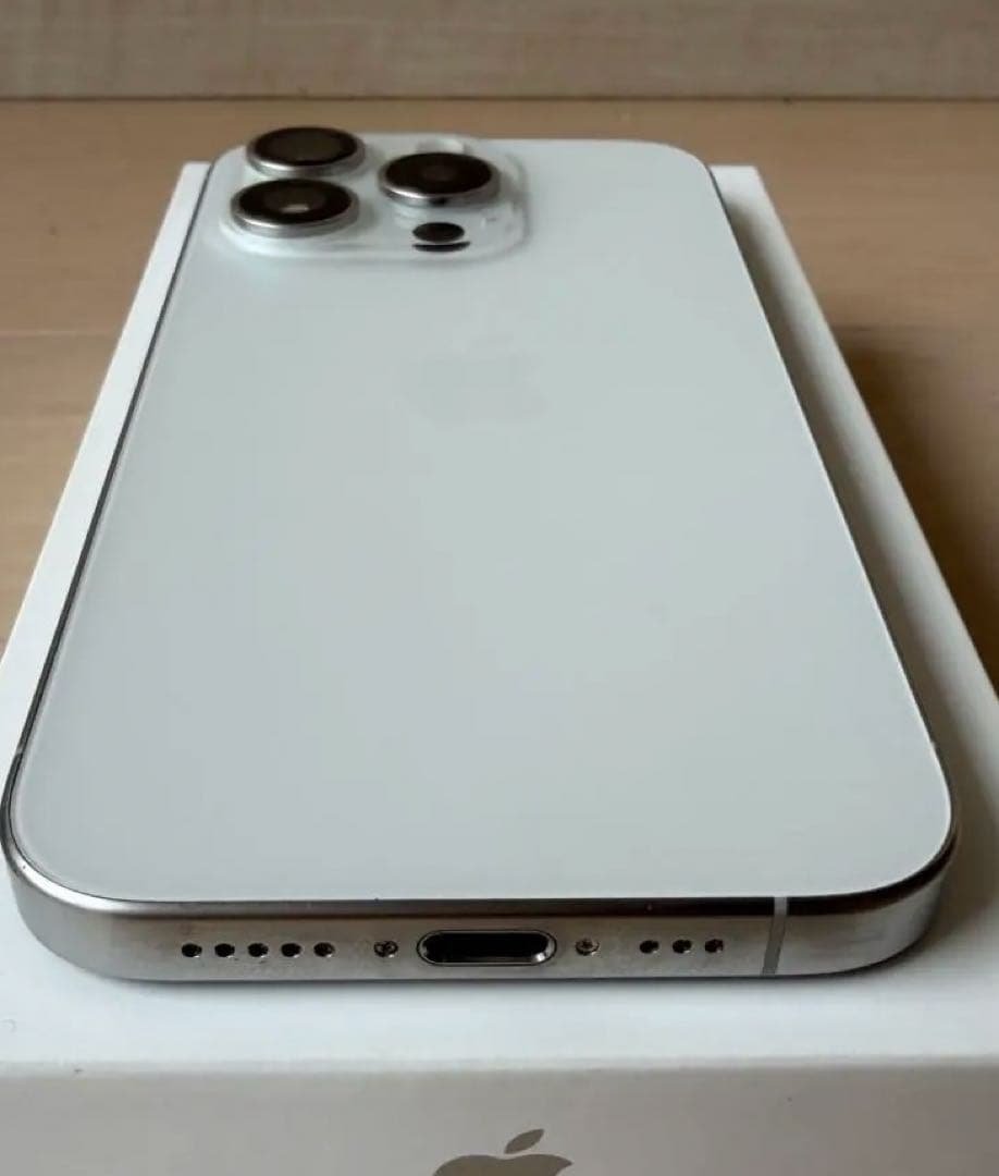【美品】iPhone 15 Pro 128GBホワイトチタニウム　箱付き