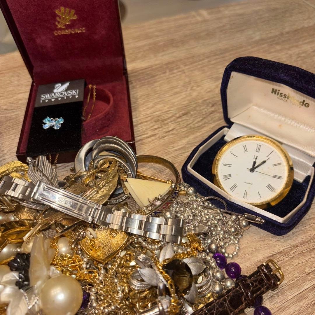 遺品整理 大量アクセサリー 時計 まとめ売り刻印未検品　写真上部３つのみ刻印有り