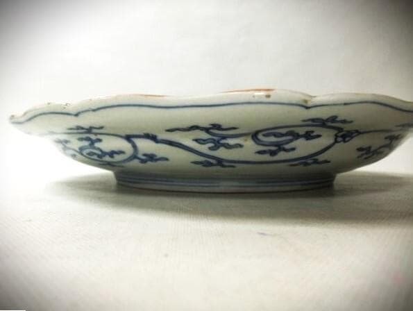 古伊万里(江戸期) 青華染付 花弁型賢人 唐草平皿【太明成化年製】