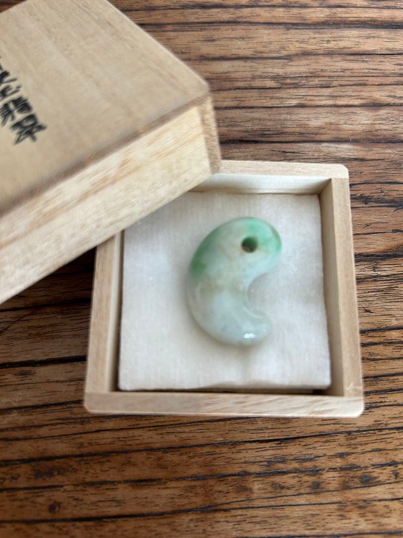 糸魚川翡翠　勾玉
